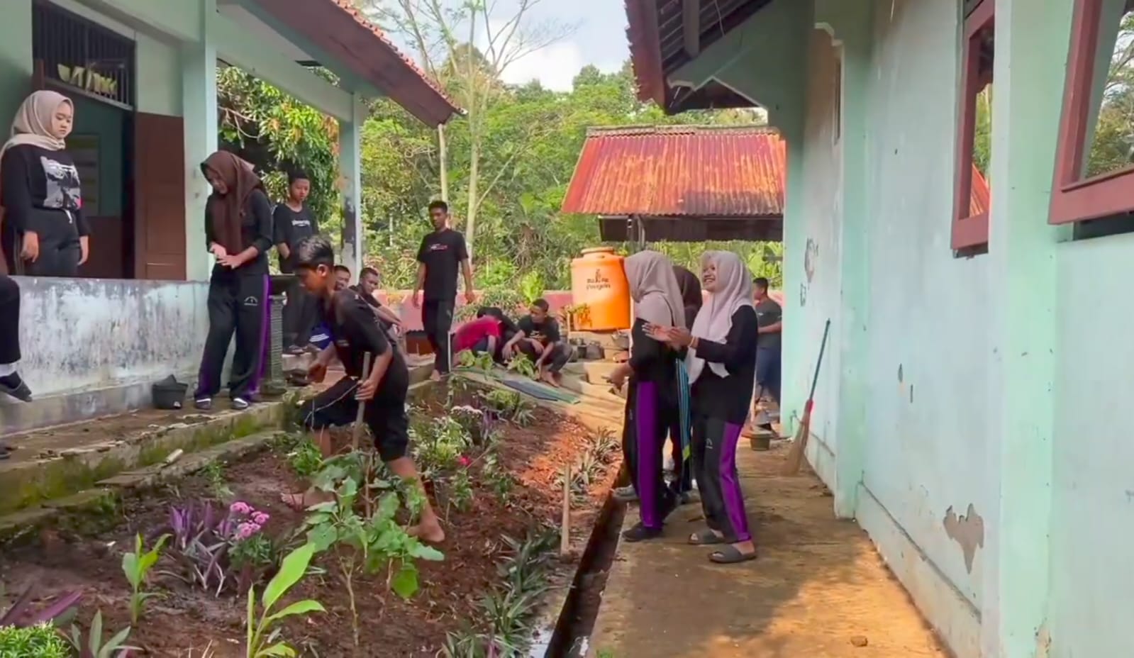 Siswa SMK Negeri Jumantono Aktif Wujudkan Sekolah Adiwiyata melalui Penghijauan dan Pengelolaan Sampah